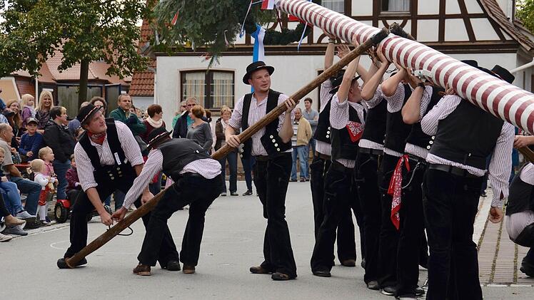 Die Kirmesburschen des Heimatvereins stellen schon seit vielen Jahren den Kirmesbaum auf dem Steinacher Marktplatz auf. Das Foto entstand 2015, als erstmals der Steinacher Kirmesmoat gefeiert wurde. Ob es diesen heuer geben wird, ist noch offen. Foto: Kathrin Kupka-Hahn