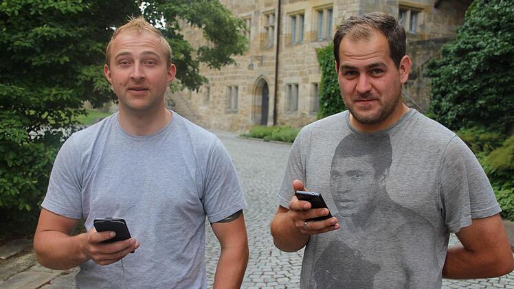 Christian Hoffmann und Dirk Lenhart kommen aus Bad Rodach und wegen der Pokémon "mal wieder auf die Veste". Fotos: Oliver Schmidt