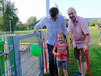 Die kleine Frieda durfte die Schleife an der Eingangstür öffnen. Mit dabei waren Armin Warmuth (links) und Detlef Heim. Foto: Gerd Schaar