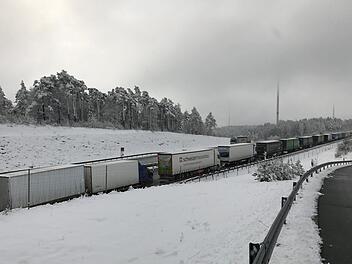 Nichts geht mehr auf der A 9 zwischen Bayreuth und Pegnitz: Hier sorgte der Wintereinbruch am Dienstagmorgen für stundenlangen Stillstand im Stau.  Foto: News5