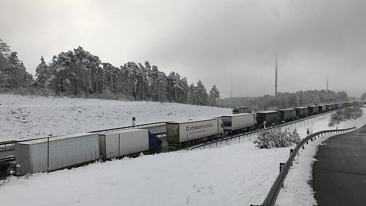 Nichts geht mehr auf der A 9 zwischen Bayreuth und Pegnitz: Hier sorgte der Wintereinbruch am Dienstagmorgen für stundenlangen Stillstand im Stau.  Foto: News5