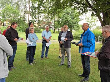Der Oerlenbacher Gemeinderat im Sommer 2017 beim Ortstermin auf dem Friedhof Eltingshausen. Auf dem Friedhof in Eltingshausen soll eine Hainbuche gepflanzt werden. In deren Umkreis sollen Naturbestattungen zugelassen werden. Foto: Sigismund von Dobschütz