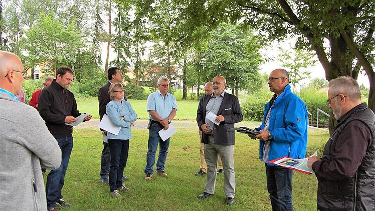 Der Oerlenbacher Gemeinderat im Sommer 2017 beim Ortstermin auf dem Friedhof Eltingshausen. Auf dem Friedhof in Eltingshausen soll eine Hainbuche gepflanzt werden. In deren Umkreis sollen Naturbestattungen zugelassen werden. Foto: Sigismund von Dobschütz