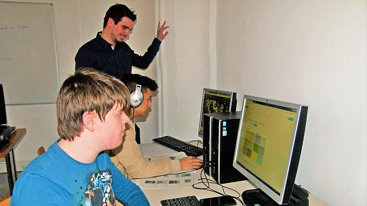 Lukas (vorn) und José erledigen die gestellte Aufgabe am Computer. Schulleiter Julian Zeitler schaut dabei zu.  Fotos: Marion Krüger-Hundrup