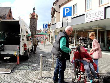 Wie sich in der Herzogenauracher Hauptstraße vor dem Schuhhaus Röttger zeigt, müssen Behindertenparkplätze größer sein als normale Stellplätze, beispielsweise um Rollstühle ausladen zu können.   Foto: Richard Sänger