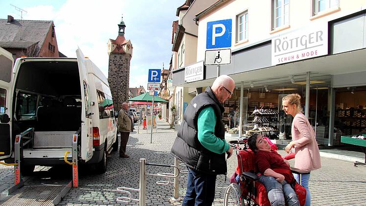 Wie sich in der Herzogenauracher Hauptstraße vor dem Schuhhaus Röttger zeigt, müssen Behindertenparkplätze größer sein als normale Stellplätze, beispielsweise um Rollstühle ausladen zu können.   Foto: Richard Sänger