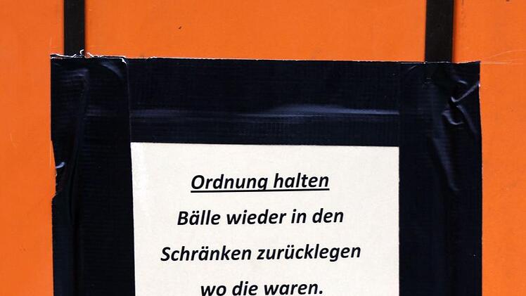 Ein letzter Rundgang durch die alte Dreifachsporthalle: Im Inneren ist der Abriss schon im Gange.Foto: Ulrike Nauer