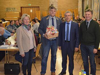 Kreisbäuerin Heidi Bauersachs, BBV-Kreisobmann Martin Flohrschütz, Anton Dippold und Harald Weber, Leiter des  Coburger Amts für Ernährung, Landwirtschaft und Forsten, übergeben dem Referenten Anton Dippold zum Dank einen Geschenkkorb. Foto: Gabi Bertram