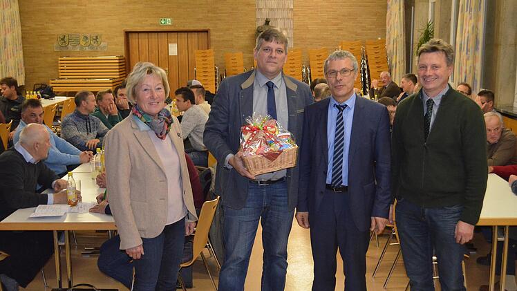 Kreisbäuerin Heidi Bauersachs, BBV-Kreisobmann Martin Flohrschütz, Anton Dippold und Harald Weber, Leiter des  Coburger Amts für Ernährung, Landwirtschaft und Forsten, übergeben dem Referenten Anton Dippold zum Dank einen Geschenkkorb. Foto: Gabi Bertram