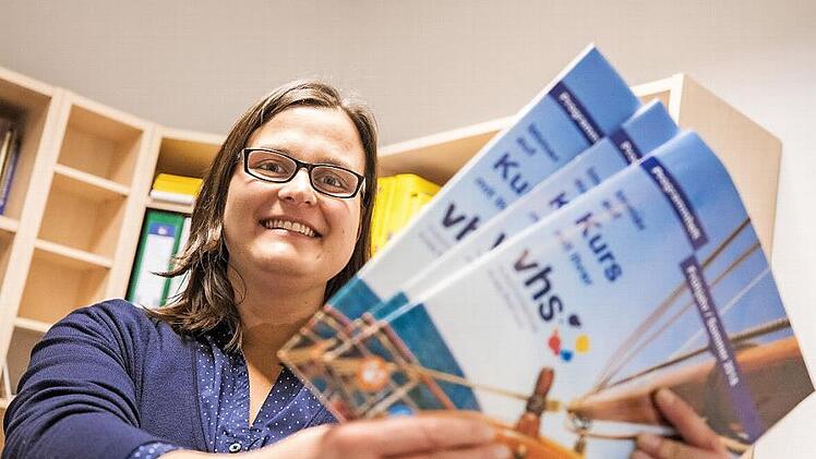 Volles Programm: Ende September 2017 starteten die Kurse des derzeit noch laufenden Semesters. Bis Ende November musste VHS-Leiterin Annegret Kestler bereits die Planung für den Frühling und Sommer abgeschlossen haben. Foto: Marian Hamacher