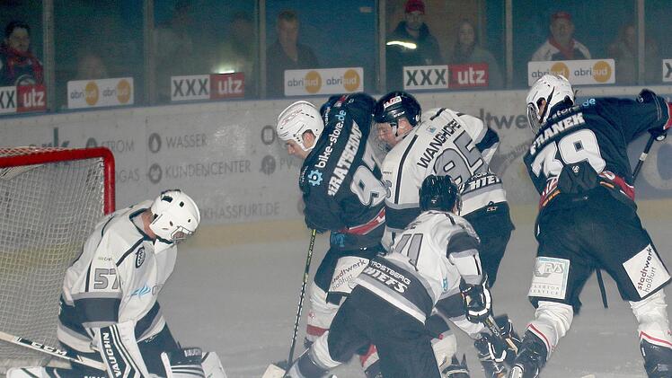 Retter in höchster Not: Trostbergs Schlussmann Maximilian Kruck (von links) hatte alle Hände voll zu tun. Im Duell mit Haßfurts Lukas Kratschmer bleibt er mit der Hilfe seine Vorderleute Ralf Heid und Manfred Wanghofer Sieger.  Foto: Ralf Naumann