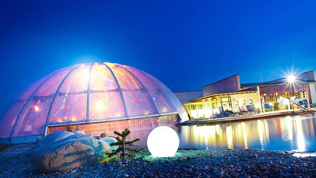Der Salzsee mit seiner Kuppe bietet besondere schwerelose Momente in der Franken-Therme in Bad Windsheim.