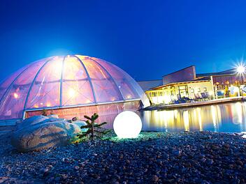 Der Salzsee mit seiner Kuppe bietet besondere schwerelose Momente in der Franken-Therme in Bad Windsheim.
