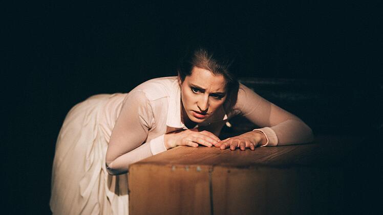 Francesca Paratore gestaltet die Titelrolle der Mono-Oper "Das Tagebuch der Anne Frank" in der Coburger Reithalle.Foto: Sebastian Buff