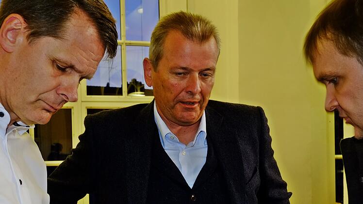 Hat der Nürnberger SPD mit seinem freiwilligen Rückzug wohl einen Bärendienst erwiesen: Ex-OB Ulrich Maly (M.) mit Reportern am Wahlabend. Foto: Nikolas Pelke