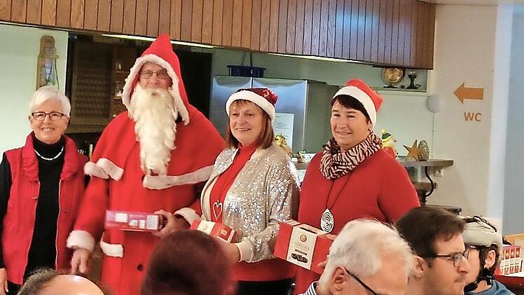 Die Landfrauen und der Nikolaus besuchten die Lebenshilfe in Reith (von links) Rosemarie Schmitt (Lebenshilfe), Nikolaus, Edeltraud Häusler (Kreisbäuerin), Helene Greubel (stellvertretende Kreisbäuerin).