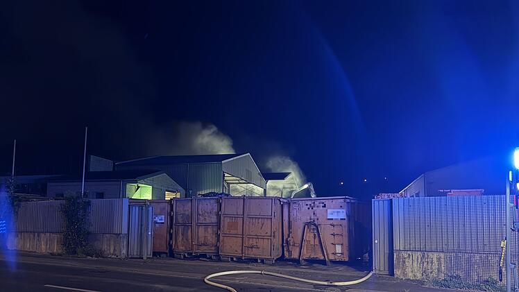 Parzelle gerät in Vollbrand - Feuerwehr verhindert Ausbreiten der Flammen