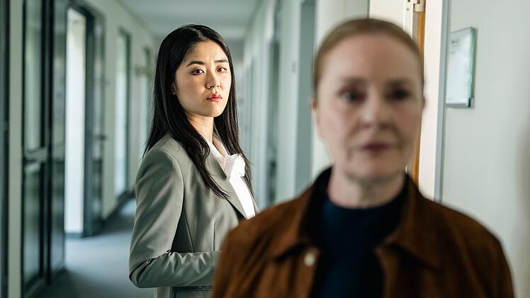 Dr. Clara Chu (Kotbong Yang, links) ist Anne Fuchs' (Lina Wendel) neue Kontaktperson im Bundesamt für Verfassungsschutz.