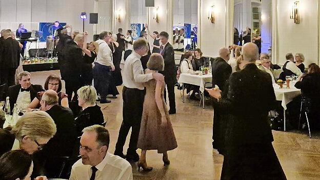 Bis weit nach Mitternacht haben die rund 100 G&auml;ste das Tanzbein geschwungen.