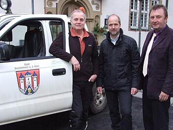 Das neue Leitungsteam des Bischofsheimer Bauhofs: Michael Fromm und Christof Kircher mit Bürgermeister Udo Baumann. Foto: Eckert