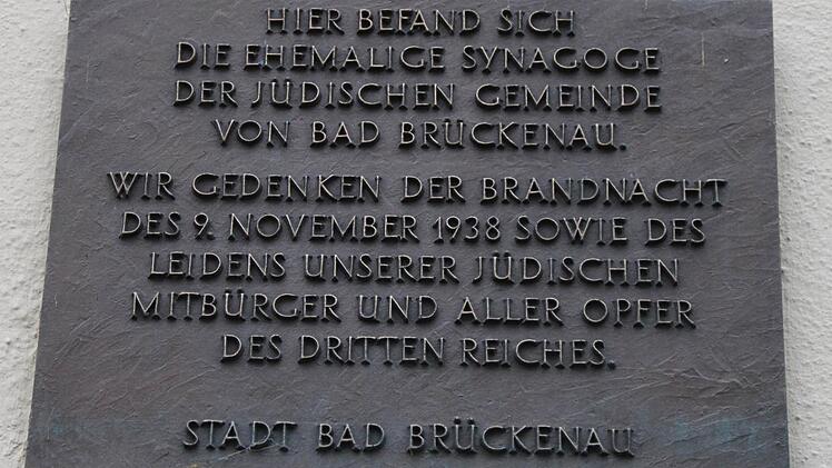Heute erinnert eine Gedenk-Tafel an das einstige jüdische Gotteshaus.