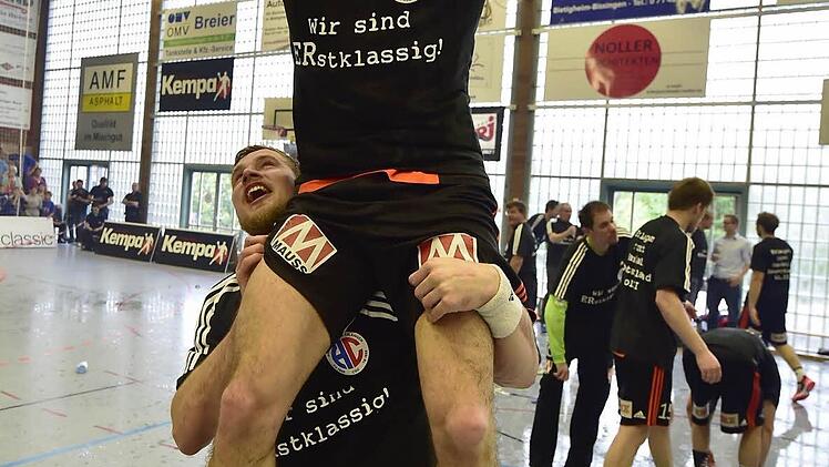 Bastian Krämer trägt Daniel Pankofer auf der Ehrenrunde