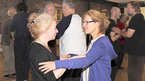 Bei der Partnerarbeit: Die Bambergerin Elfriede Andres (rechts) mit der Frankfurterin Elke Kilimann.