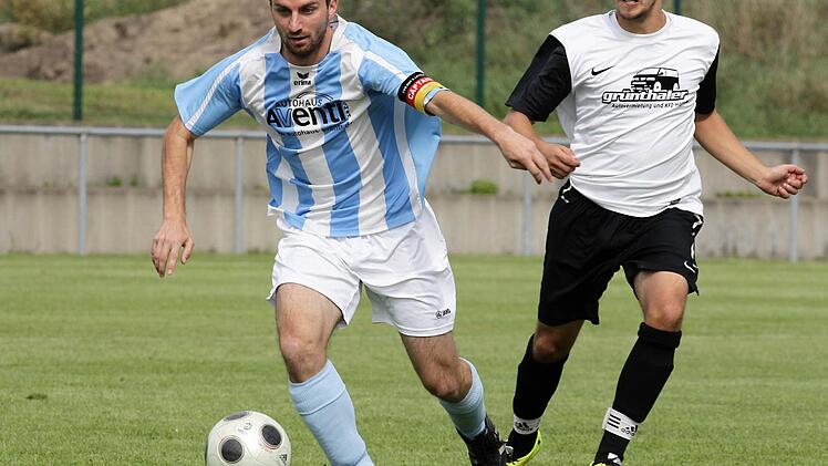 Der Rattelsdorfer Tommy Grünert (links) lässt den Dörfleinser Benjamin Martin stehen. Foto: sportpress