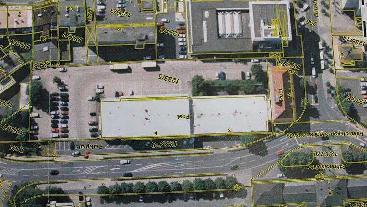 Sparkasse (oben), Post (Mitte) und Bahnhof (unten rechts) in der Draufschau. Der linke Flachdachbau der Post wird neuer BRK-Verwaltungssitz. Foto: Matthias Beetz