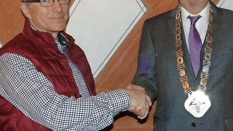 Siegfried Polster (l.) wird von Hans-Jürgen Nekolla vereidigt.  Foto: Petra Malbrich