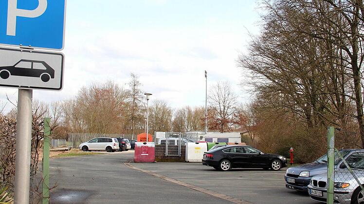Der Parkplatz an der alten Kläranlage in der Unteren Bachgasse ist selbst bei den Adelsdorfern kaum bekannt. Foto: Johanna Blum