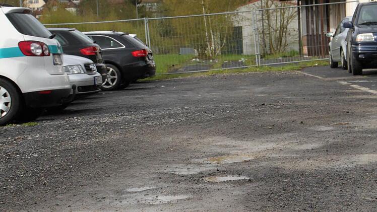 Die Parkplätze gegenüber der Prümmer-Klinik müssten ebenfalls mal gemacht werden. Foto: Ulrike Müller