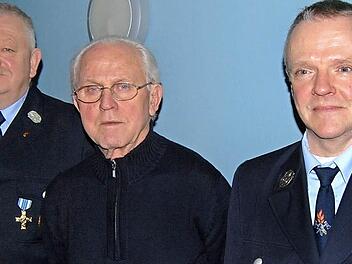 Josef Schlegel (M.) mit dem Vorsitzenden Dietmar Schneider (l.) und dem Kommandanten Klaus Hofmann Foto: Gerhard Hoch