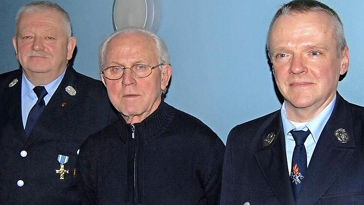 Josef Schlegel (M.) mit dem Vorsitzenden Dietmar Schneider (l.) und dem Kommandanten Klaus Hofmann Foto: Gerhard Hoch