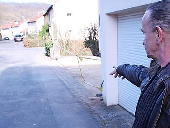 Freddy Fierus zeigt auf den Ort in der Straße, an dem er sich seinen Stellplatz gewünscht hätte. Das ist nicht mehr möglich, weil an dem Privatgrundstück bauliche Veränderungen vorgenommen worden sind. Eine Zufahrt wurde geschaffen, die einen Parkplatz nicht mehr zulässt.  Foto: ks