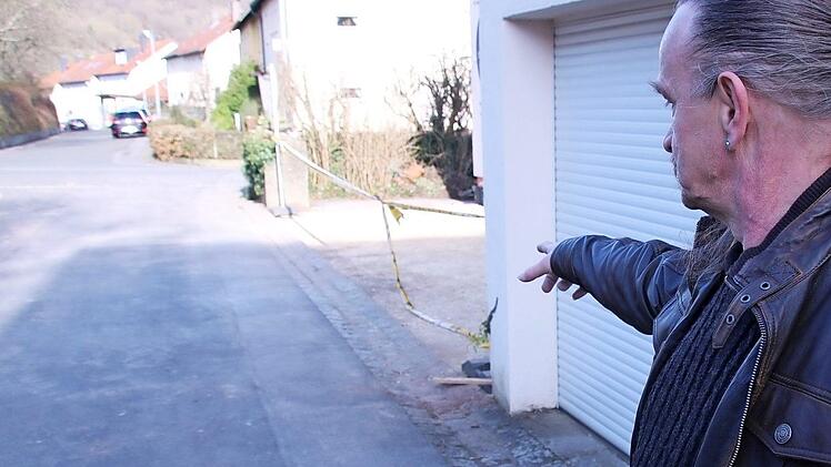 Freddy Fierus zeigt auf den Ort in der Straße, an dem er sich seinen Stellplatz gewünscht hätte. Das ist nicht mehr möglich, weil an dem Privatgrundstück bauliche Veränderungen vorgenommen worden sind. Eine Zufahrt wurde geschaffen, die einen Parkplatz nicht mehr zulässt.  Foto: ks