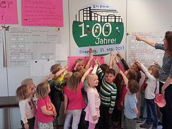 Alles dreht sich momentan um das bevorstehende Jubiläum "100 Jahre Kindergarten Oberleichtersbach". Das haben inzwischen auch schon die kleinen Mädchen und Jungen mit ihrer Erzieherin Karin Keßler (rechts) verinnerlicht und weisen gern auf das große Ereignis hin. Foto: Rolf Pralle