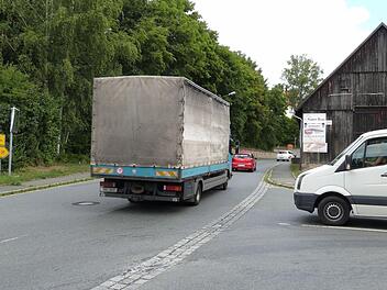 Keine große Ampellösung will der Gemeinderat Ködnitz für diesen Abbiege-/Einmündungsbereich in Kauerndorf. Die Anwohner befürchten Rückstaus, Dreck und Lärm.Archiv/Reißaus