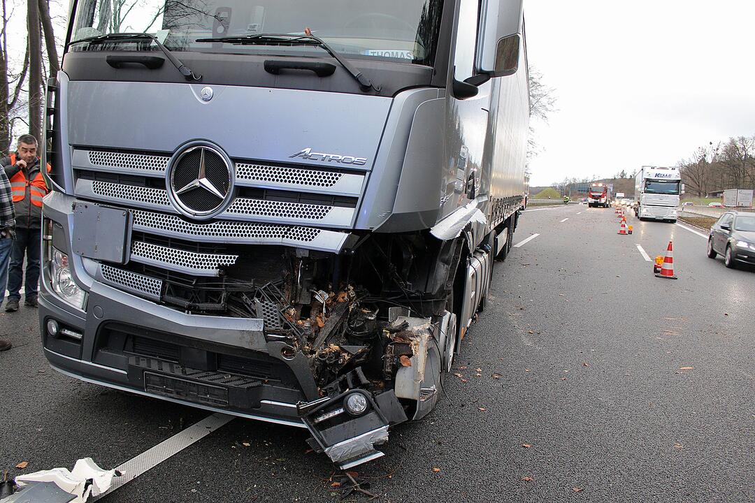 Baum stürzt bei heftigem Sturm auf Autobahn