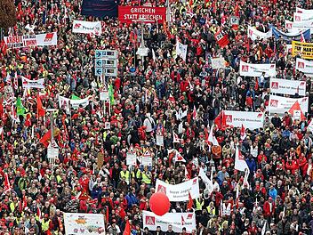 Zahlreiche Menschen demonstrieren für mehr soziale Gerechtigkeit. Ihr Widerstand richtet sich gegen die "unsoziale Politik der Bundesregierung", die Rente mit 67 und gegen Leiharbeit sowie für Mindestlöhne und gleichen Lohn für gleiche Arbeit.  Foto: Daniel Karmann/dpa