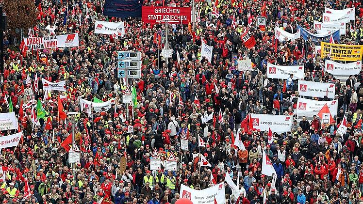 Zahlreiche Menschen demonstrieren für mehr soziale Gerechtigkeit. Ihr Widerstand richtet sich gegen die "unsoziale Politik der Bundesregierung", die Rente mit 67 und gegen Leiharbeit sowie für Mindestlöhne und gleichen Lohn für gleiche Arbeit.  Foto: Daniel Karmann/dpa