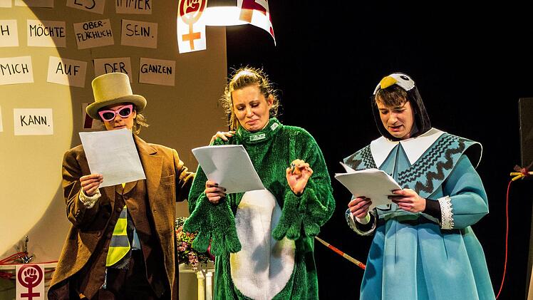 Turbulentes Bühnenvergnügen: "Selfies einer Utopie" mit Eva Marianne Berger, Alexandra Weis und Thomas Kaschel in der Coburger Reithalle.Foto: Jochen Berger