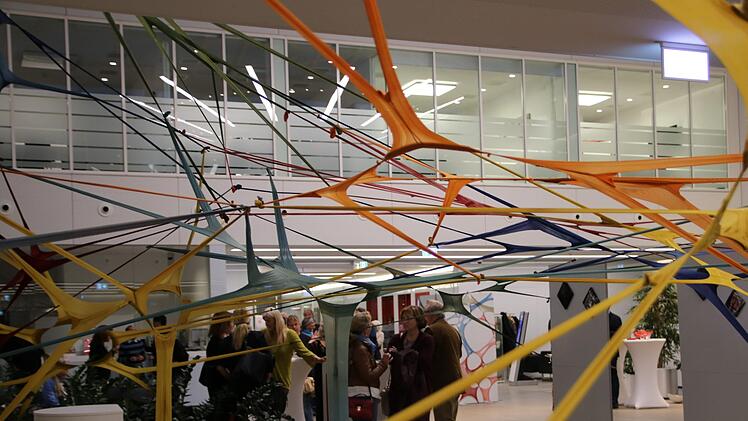 Räumliche Installationen aus Nylon von Monika Ortmann sind bis 7. Juni im Schalterraum der Sparkasse zu sehen.
