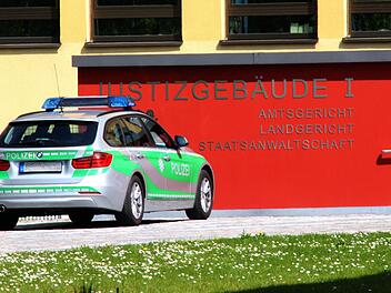 Vor der Strafkammer am Landgericht Coburg begann am Freitag ein Prozess um einen Beziehungsstreit, der tödlich endete.  Foto: Jochen berger