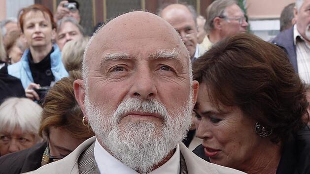 Markus L&uuml;pertz hat sich durchgesetzt: Nun sollen seine Fenster fest in der Elisabethenkirche verbaut werden. Die alten Wabenfenster m&uuml;ssen daf&uuml;r weichen. Foto: Marion Kr&uuml;ger-Hundrup