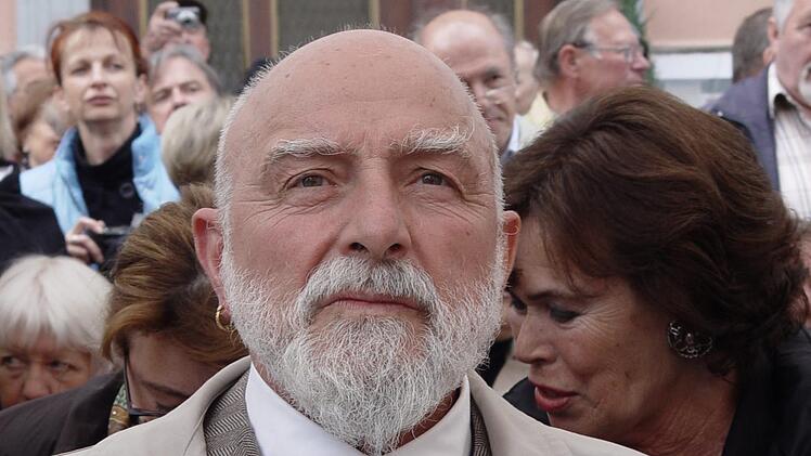 Markus Lüpertz hat sich durchgesetzt: Nun sollen seine Fenster fest in der Elisabethenkirche verbaut werden. Die alten Wabenfenster müssen dafür weichen. Foto: Marion Krüger-Hundrup