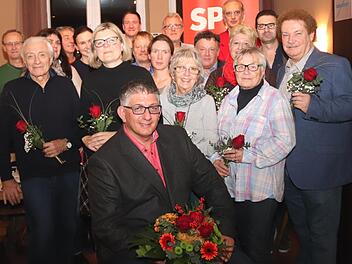 Norbert Lamm (vorne) führt die SPD-Liste an. Rechts Kreisvorsitzender Fritz Müller     Foto: Johanna Blum