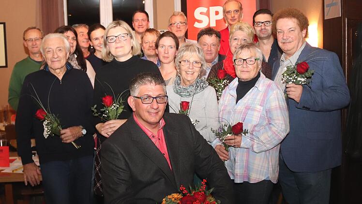 Norbert Lamm (vorne) führt die SPD-Liste an. Rechts Kreisvorsitzender Fritz Müller     Foto: Johanna Blum