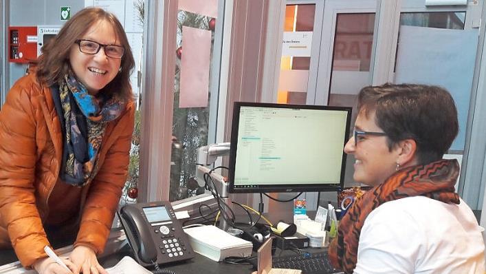 Birgit Schaufler (links) unterschrieb am Freitag für die Zulassung der Stadtratsliste der "Partei" für die Kommunalwahl 2020. Ihr Sohn Nico bewirbt sich da um ein Mandat.  Fotos: Bernhard Panzer