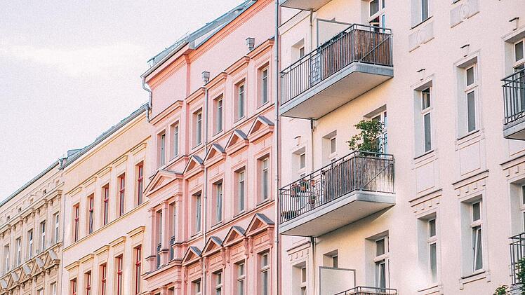 Mit Balkon oder ohne: Eine Eigentumswohnung kann den Traum der eigenen Immobilie erfüllen.